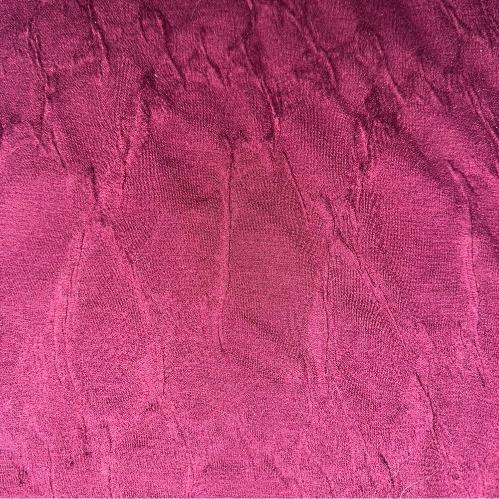 Simply Vera Wang Women’s Burgundy Textured Curved Hem Long Sleeve Top Medium - Picture 3 of 4